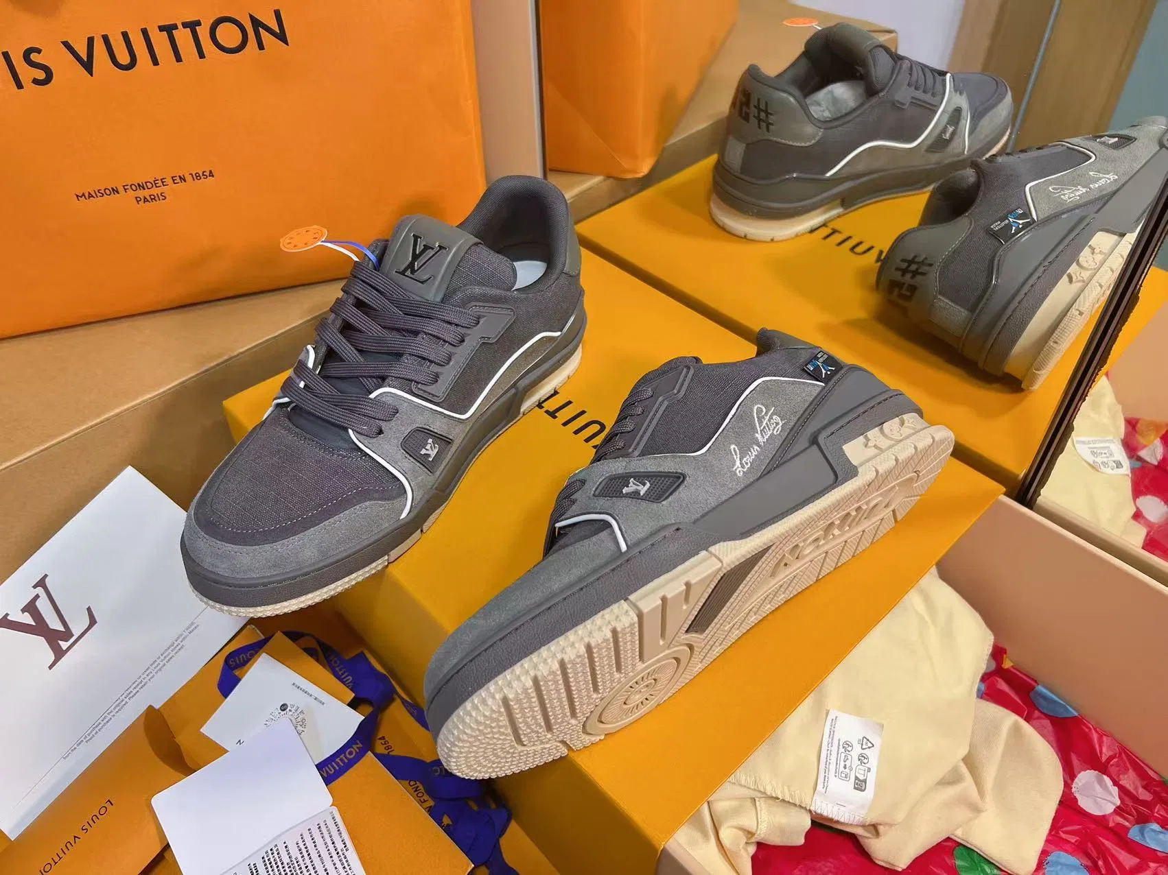 LV 27FW QVUSQNN 022 스니커즈