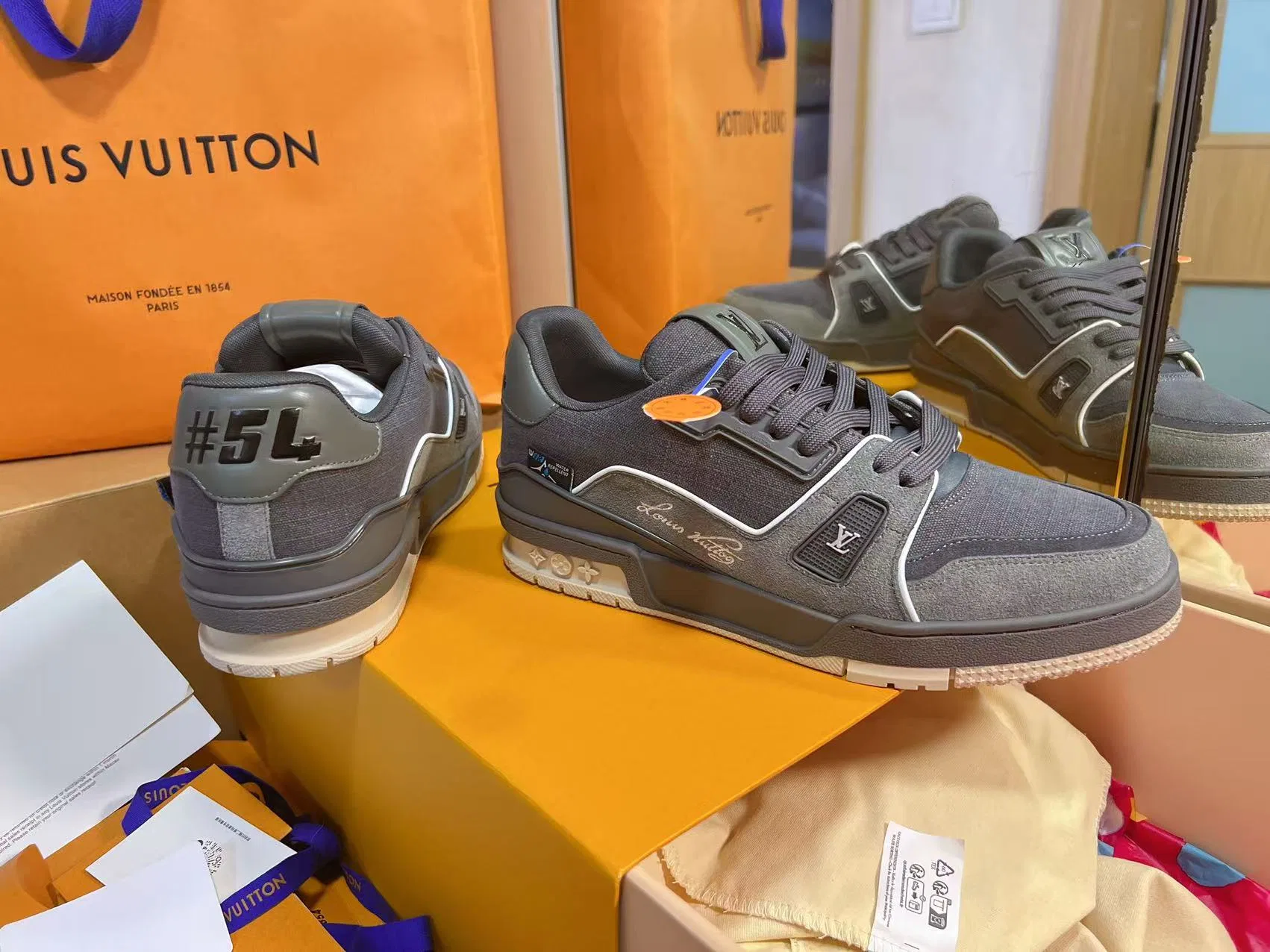 LV 27FW QVUSQNN 022 스니커즈 4