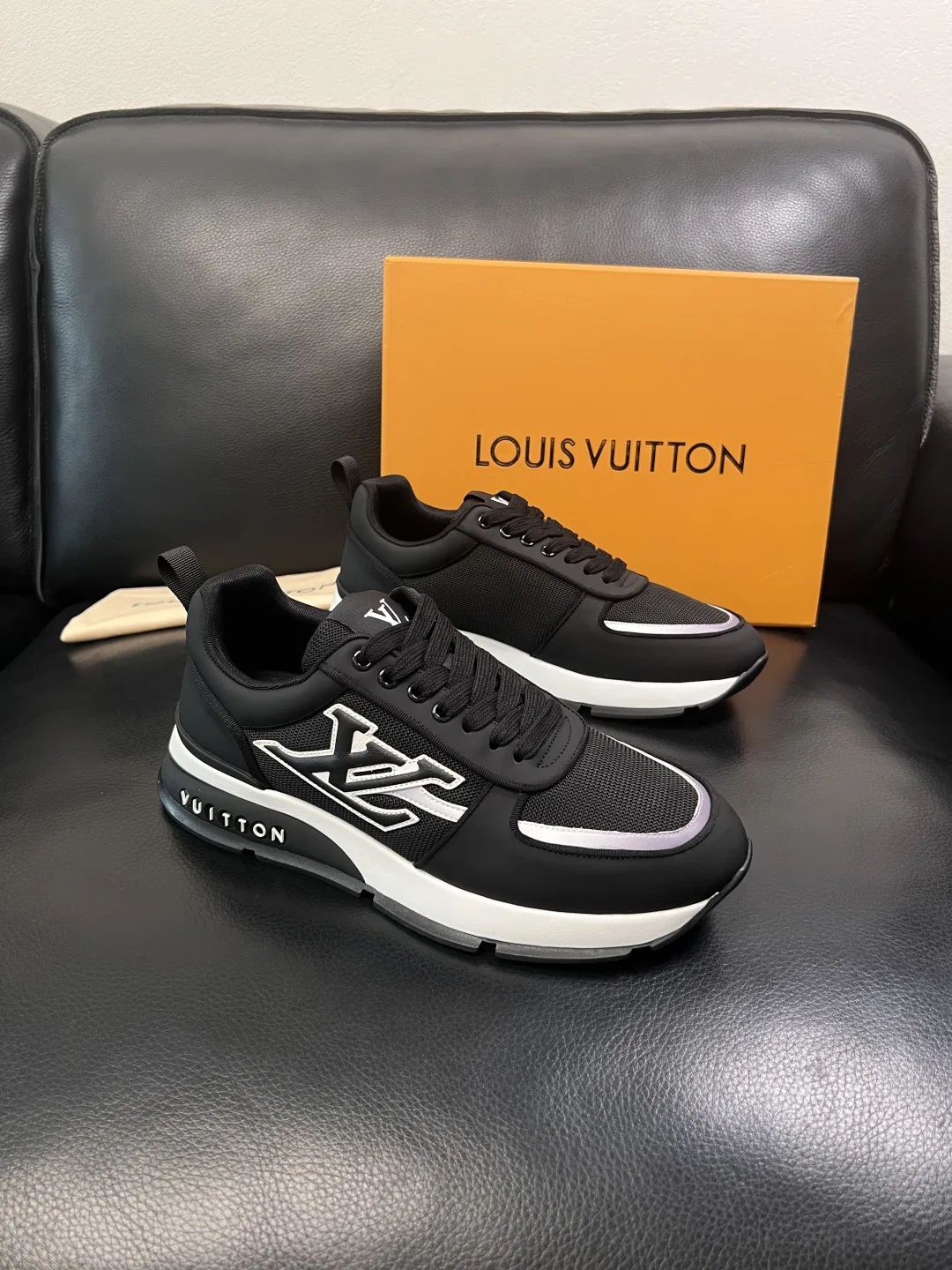 LV 27FW QVUSQNN 043 스니커즈
