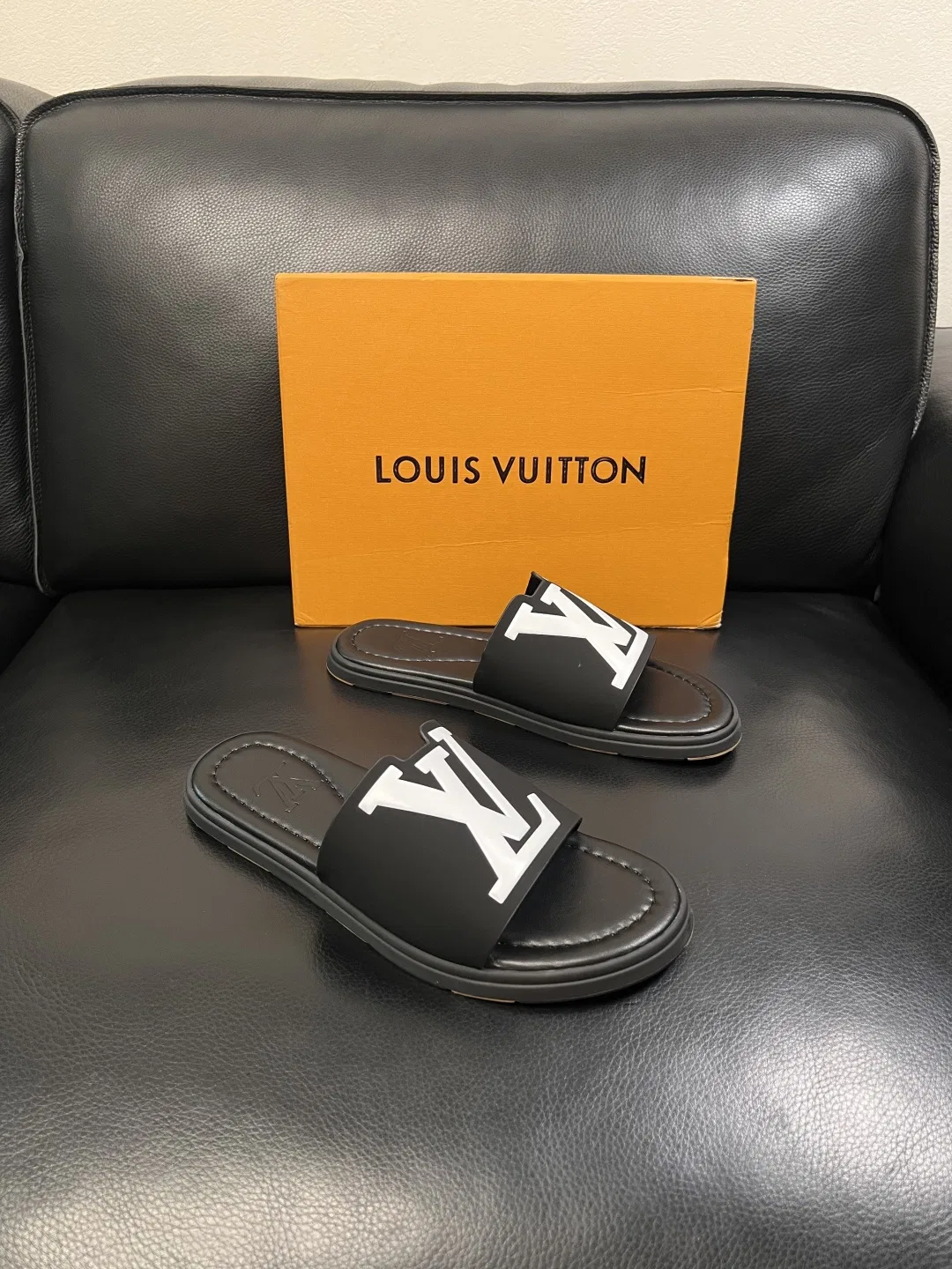 LV 27FW QVUSQNN 048 슬리퍼