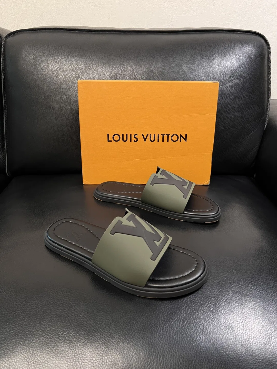 LV 27FW QVUSQNN 049 슬리퍼