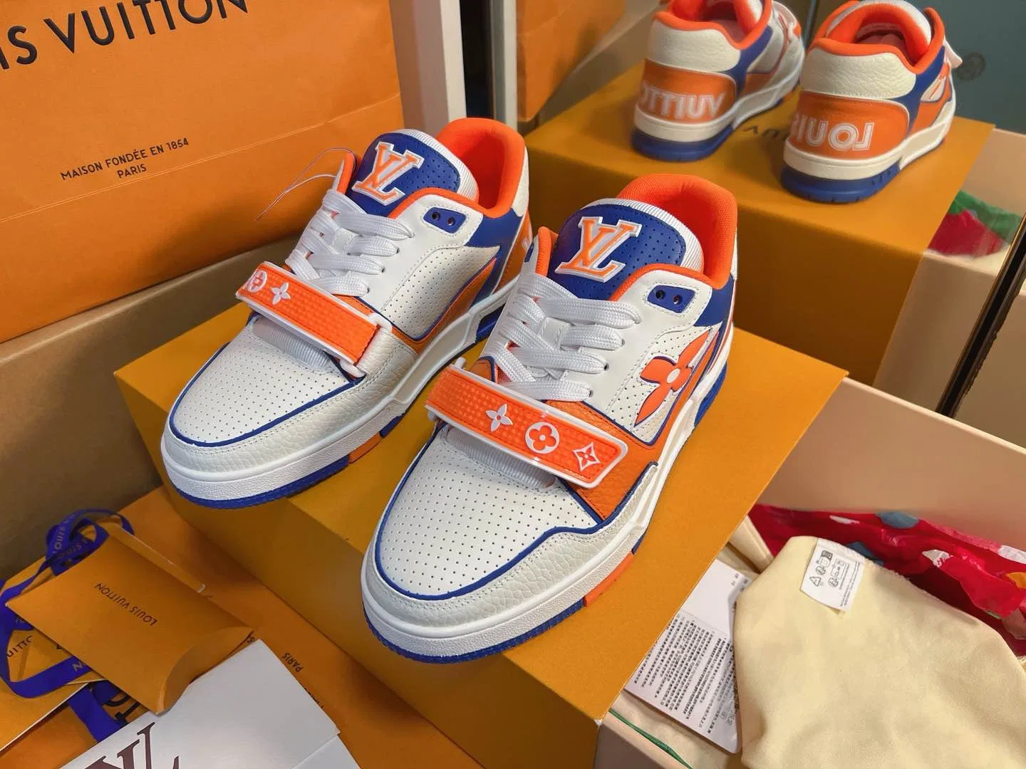 LV 27FW QVUSQNN 057 스니커즈