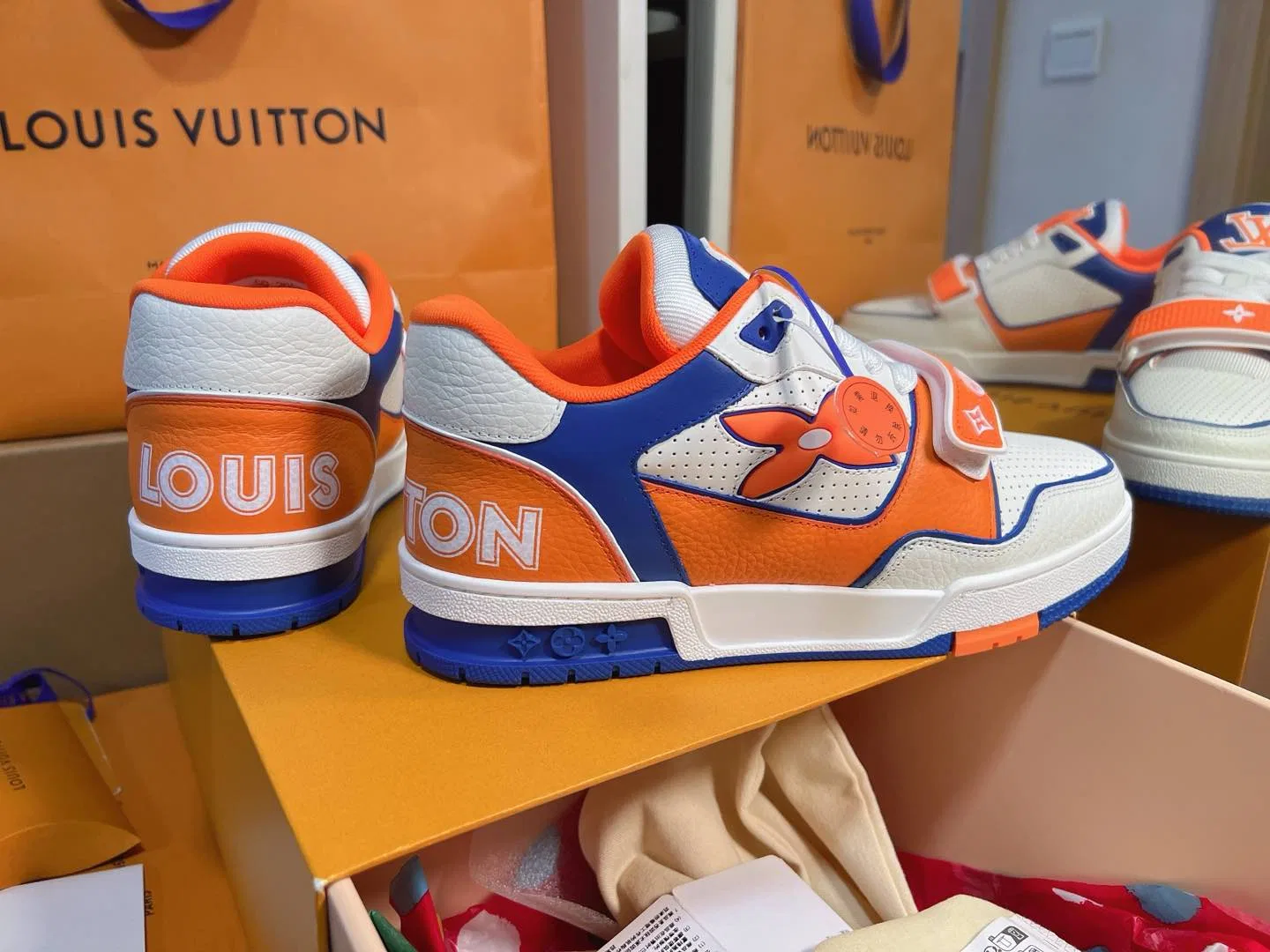 LV 27FW QVUSQNN 057 스니커즈 3