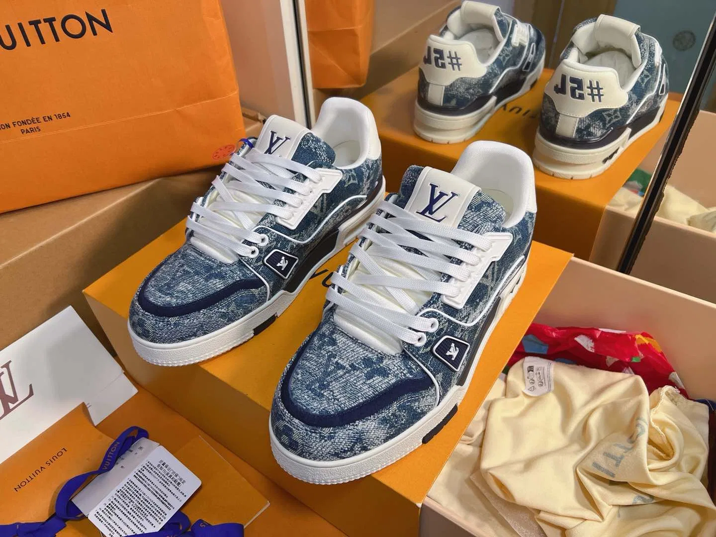 LV 27FW QVUSQNN 058 스니커즈