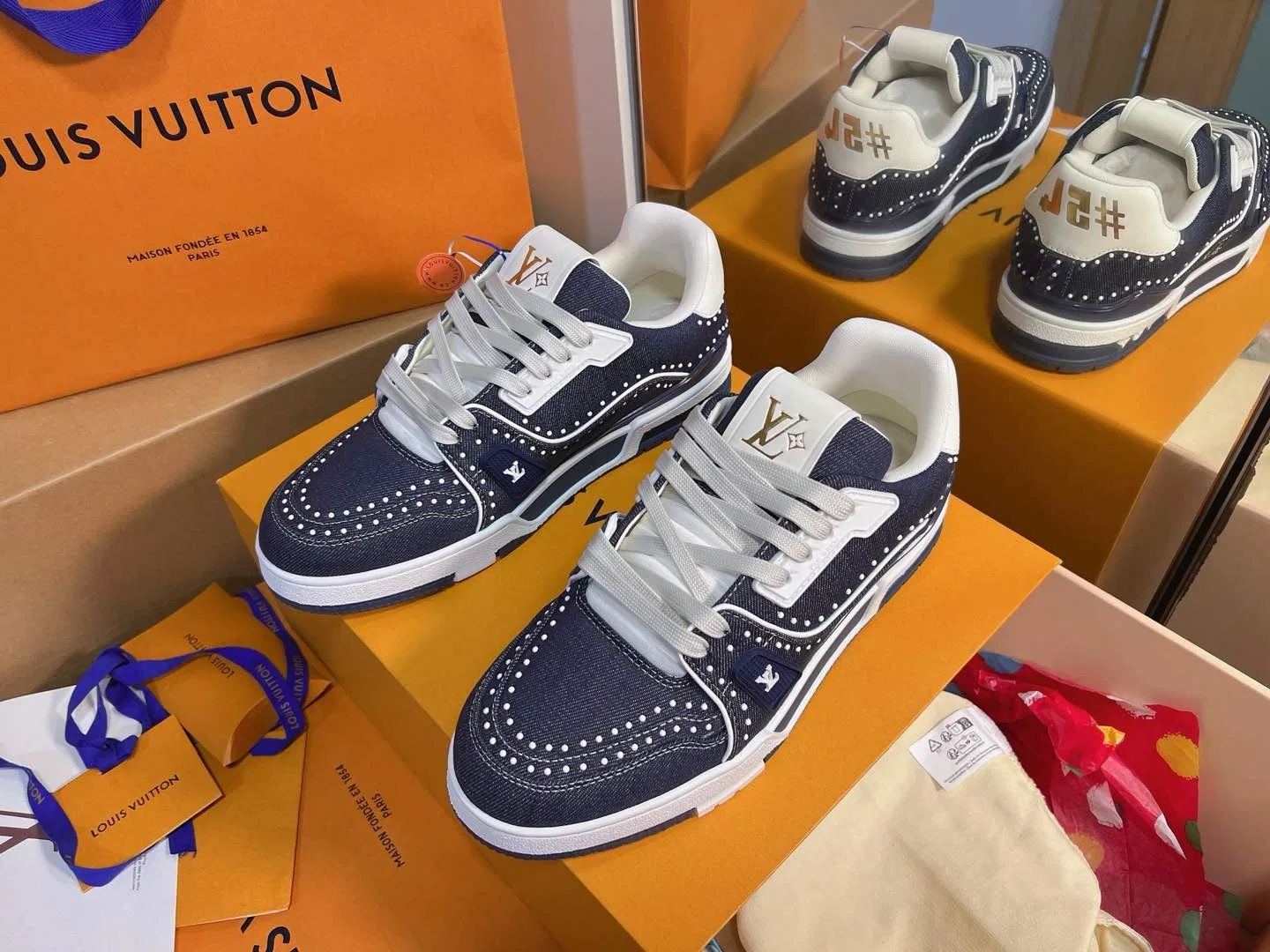 LV 27FW QVUSQNN 059 스니커즈