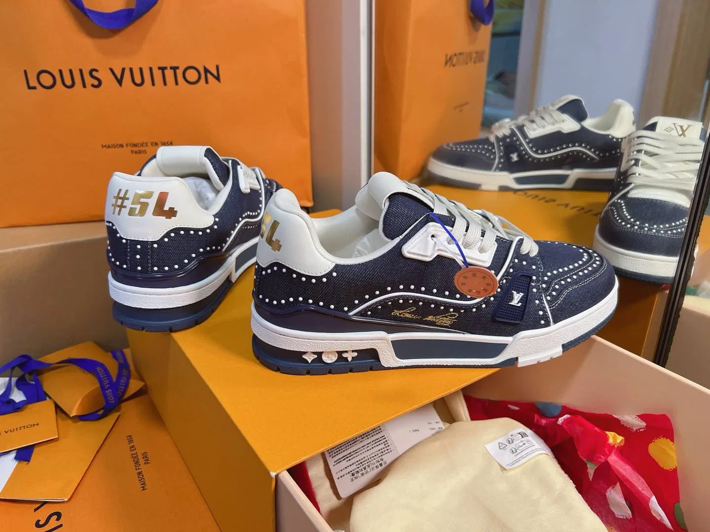 LV 27FW QVUSQNN 059 스니커즈 4