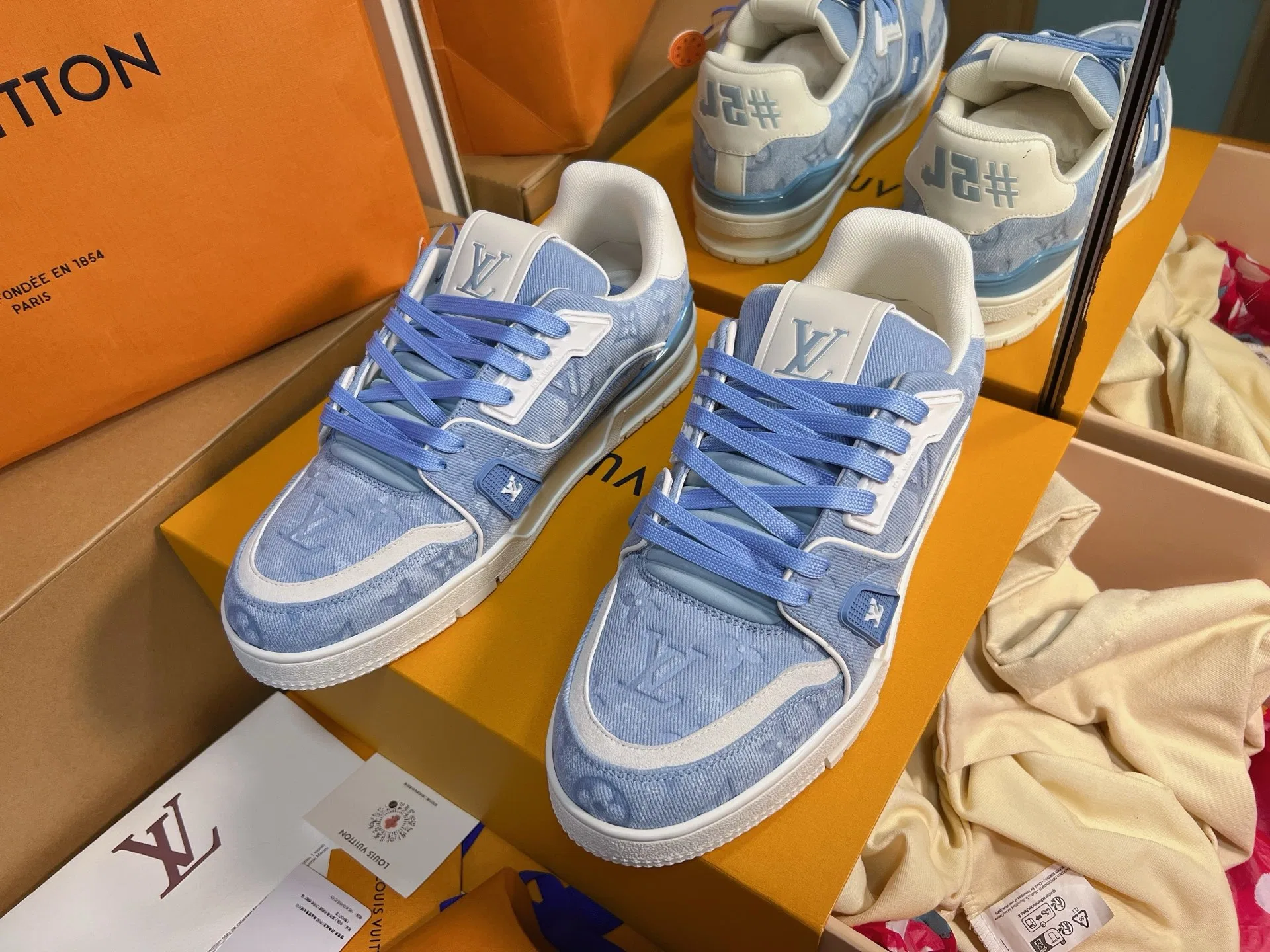 LV 27FW QVUSQNN 064 스니커즈