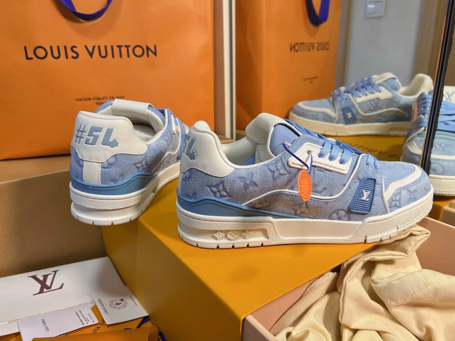 LV 27FW QVUSQNN 064 스니커즈 3