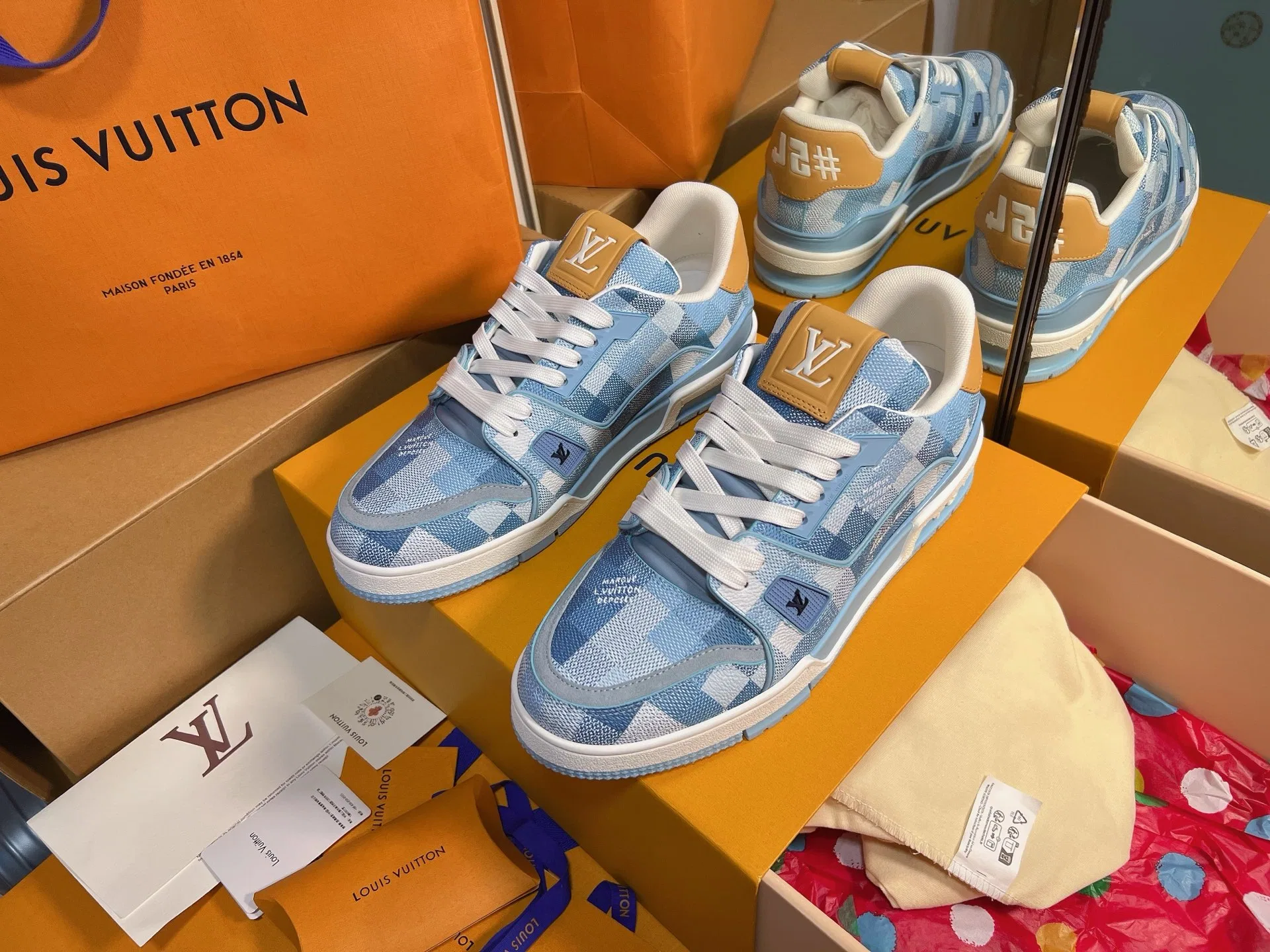 LV 27FW QVUSQNN 065 스니커즈