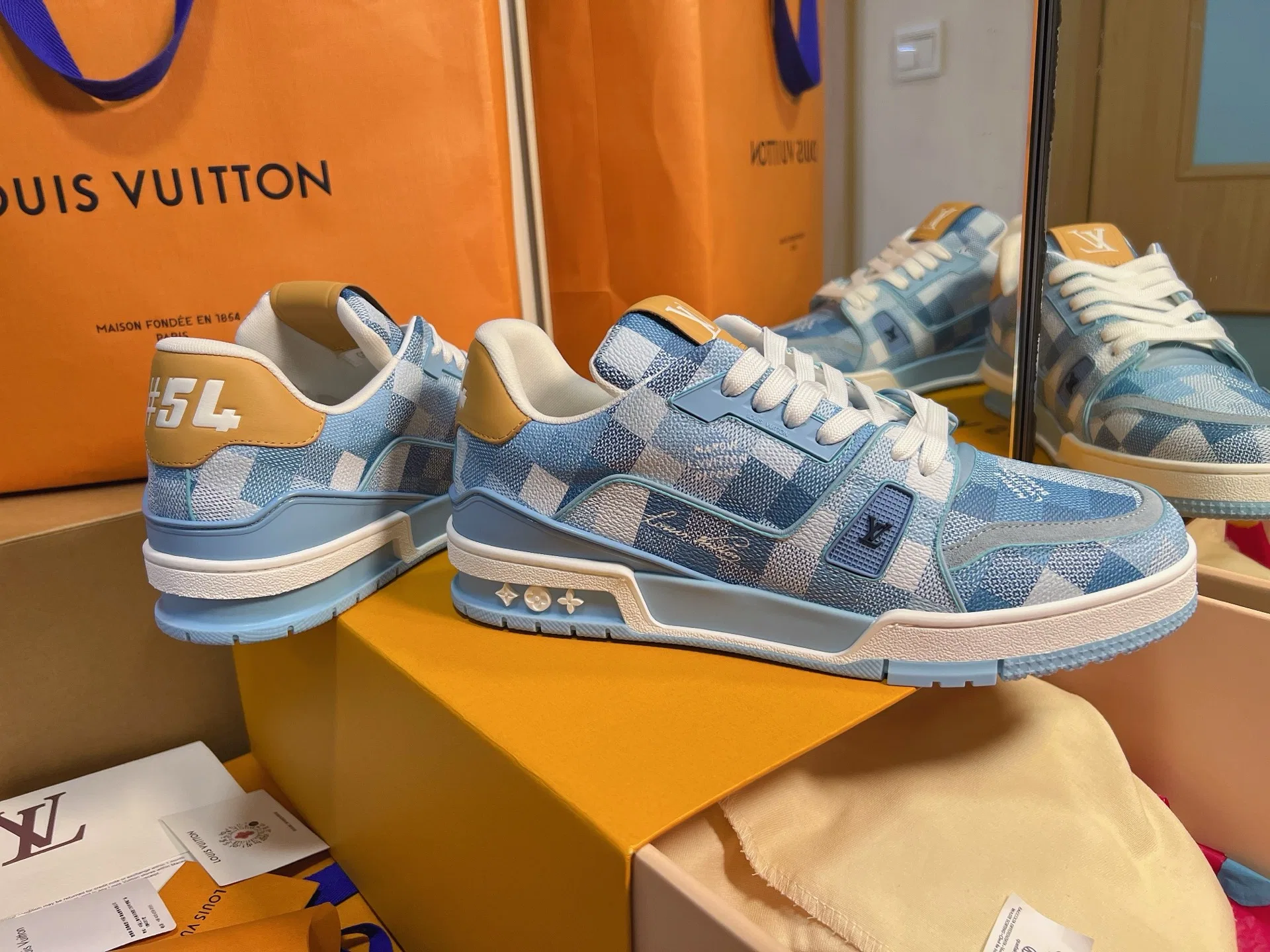 LV 27FW QVUSQNN 065 스니커즈 4