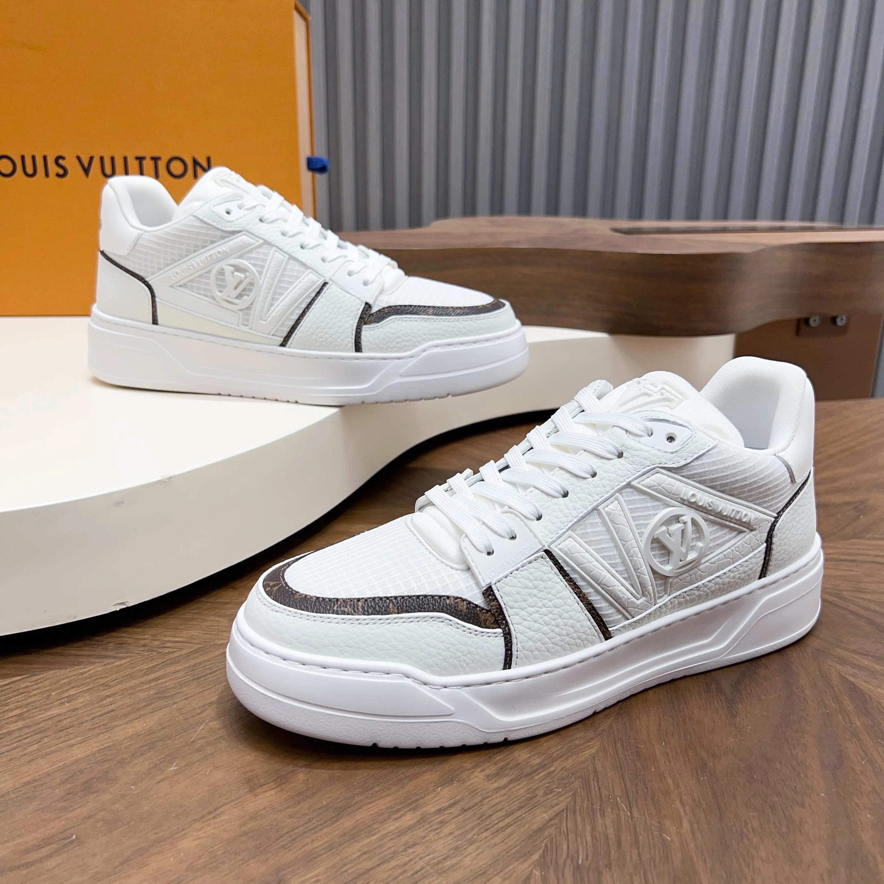 LV 27FW QVUSQNN 067 스니커즈