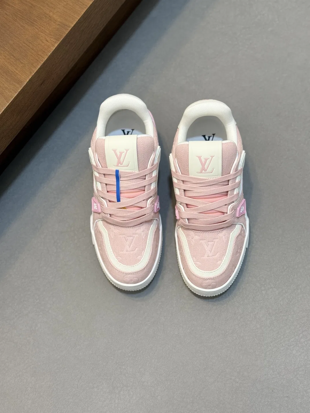 LV 27FW QVUSQNN 089 스니커즈