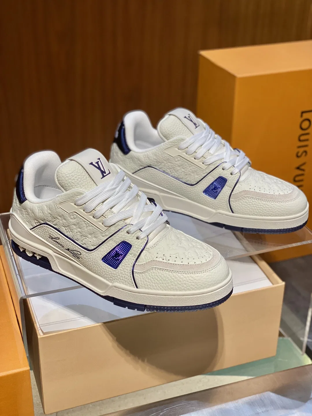 LV 27FW QVUSQNN 091 스니커즈