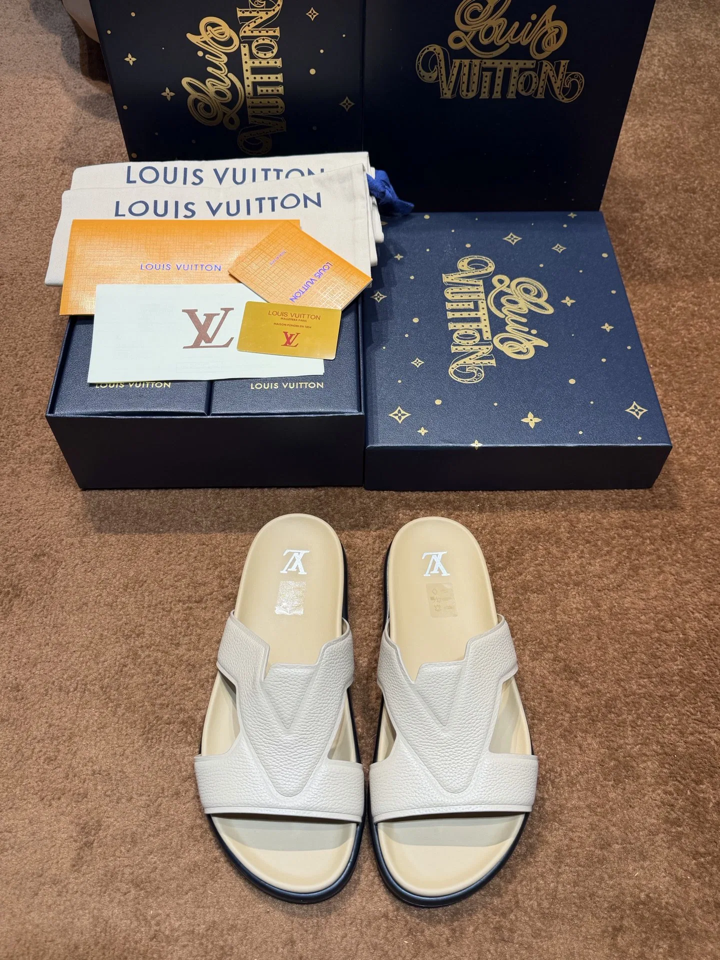 LV 27FW QVUSQNN 121 슬리퍼