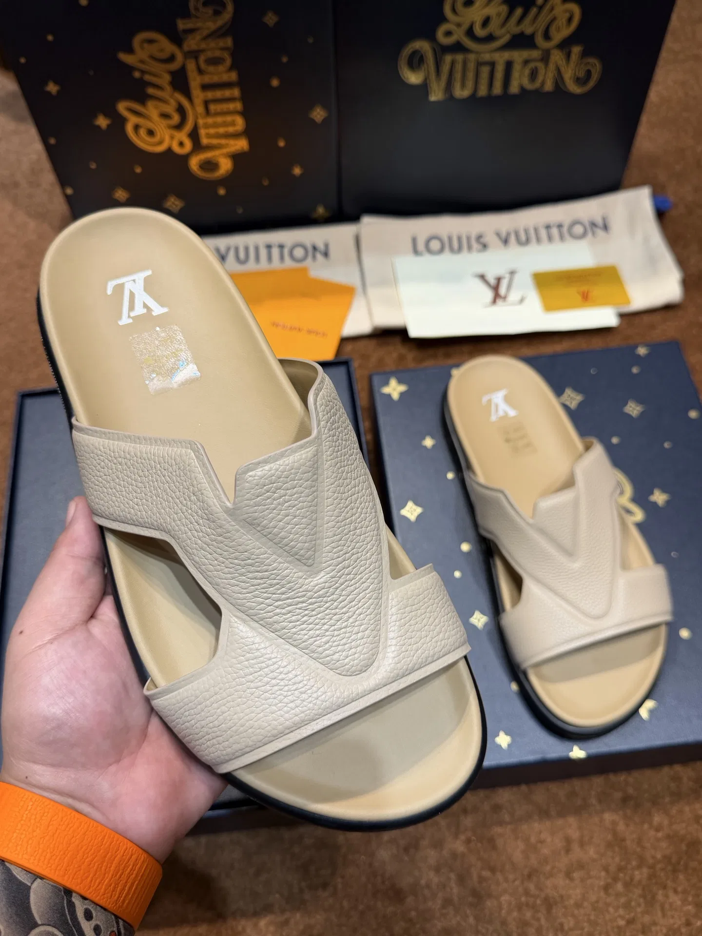 LV 27FW QVUSQNN 121 슬리퍼 4