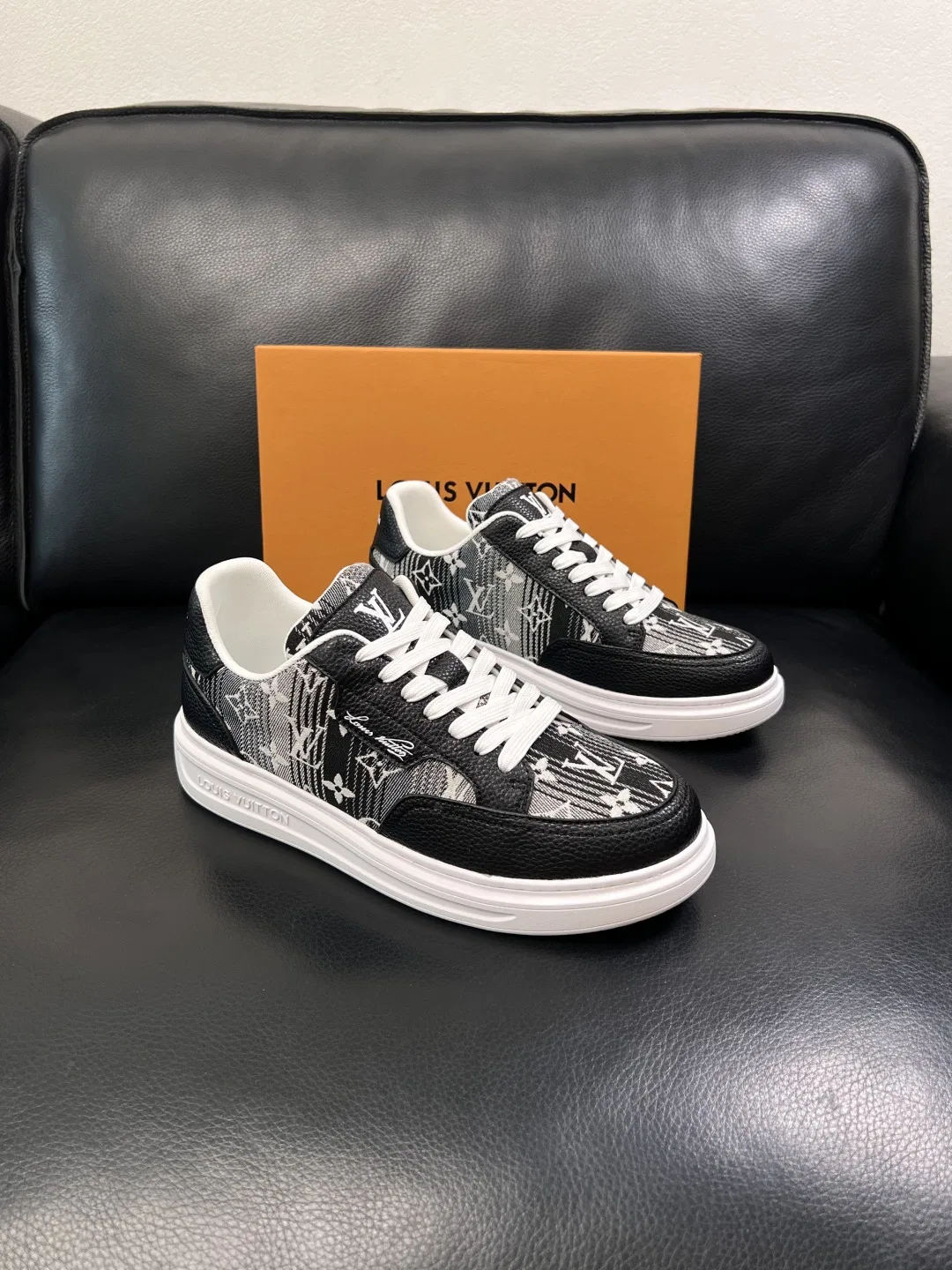 LV 27FW QVUSQNN 122 스니커즈