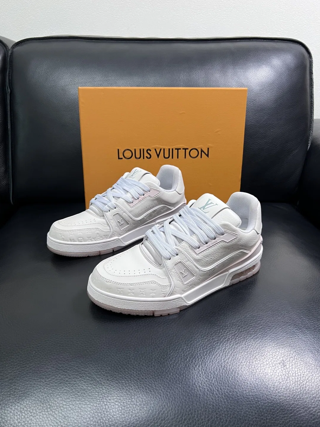 LV 27FW QVUSQNN 124 스니커즈