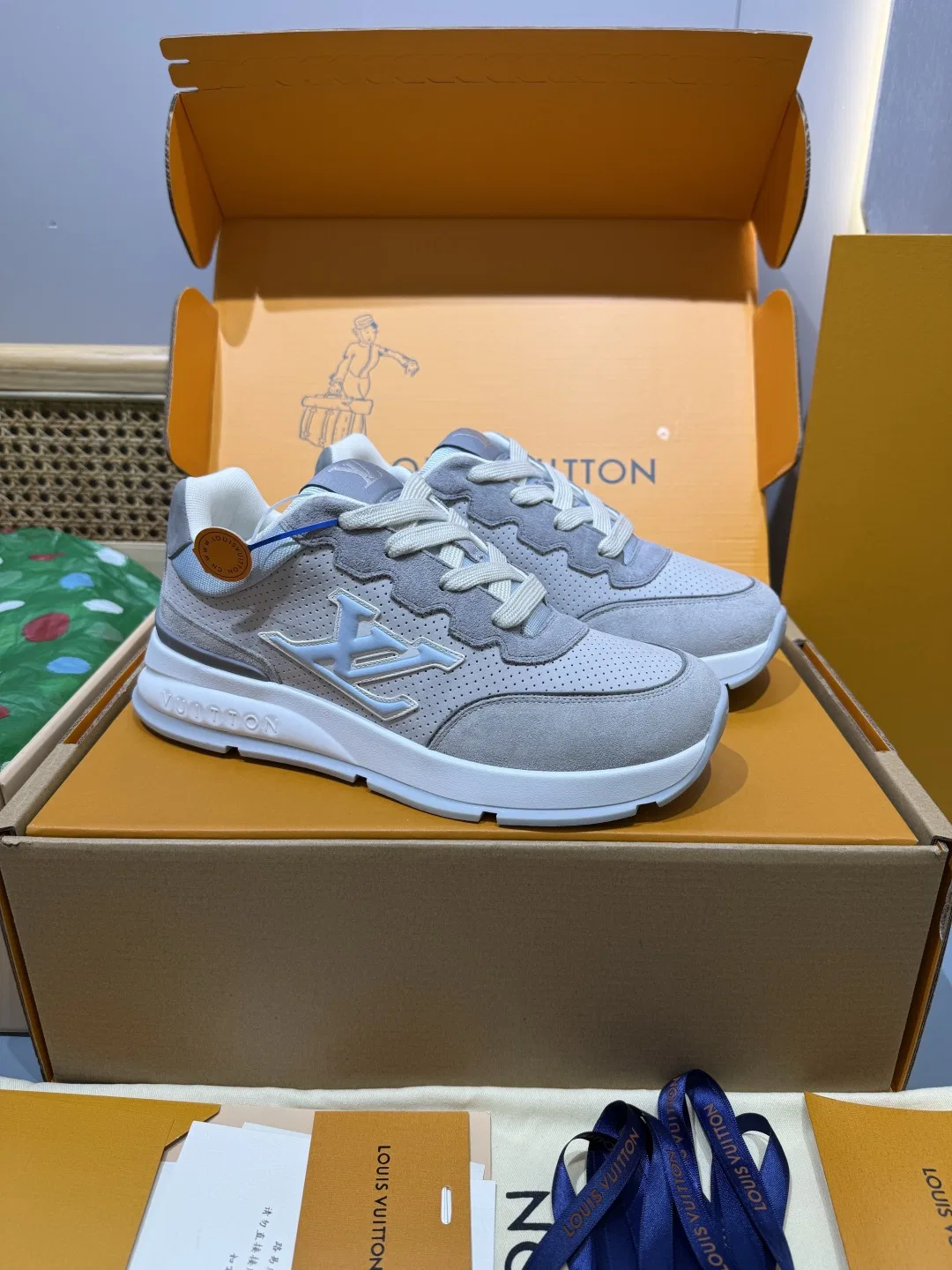 LV 27FW QVUSQNN 129 스니커즈