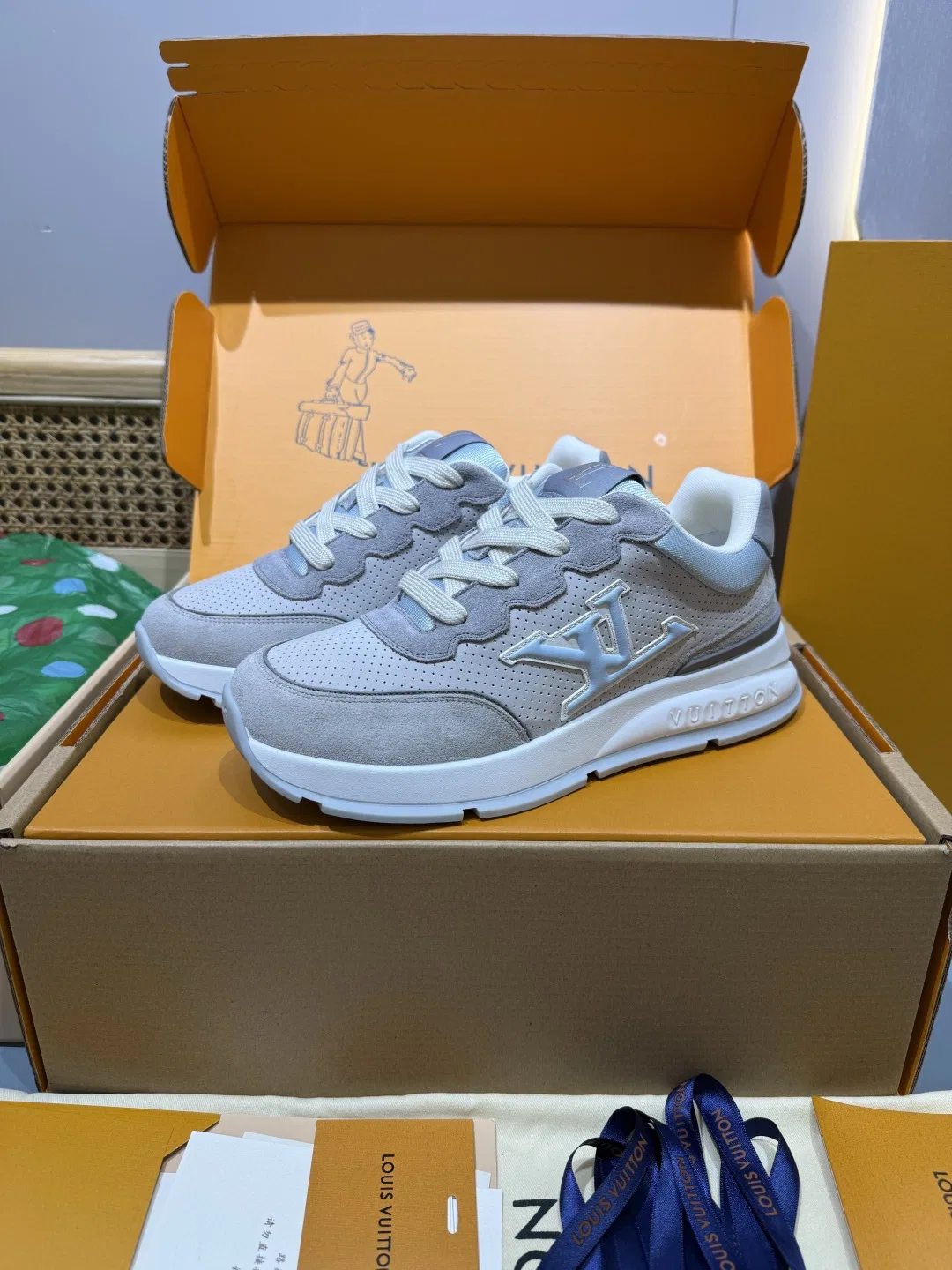 LV 27FW QVUSQNN 129 스니커즈 3