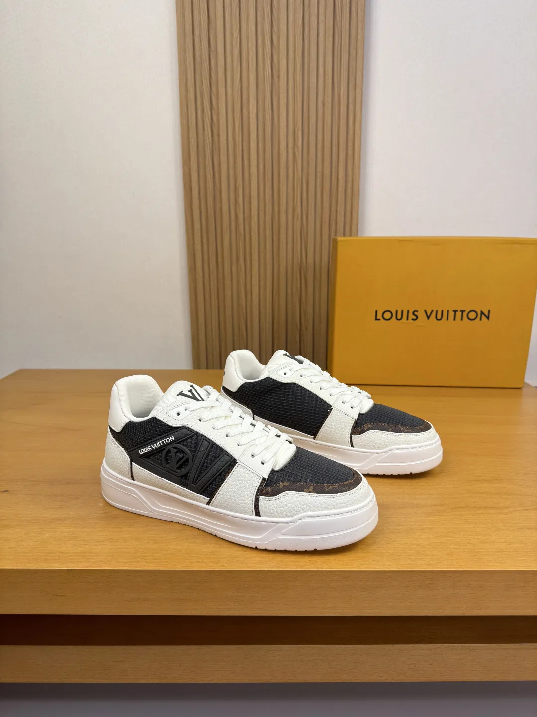 LV 27FW QVUSQNN 134 스니커즈