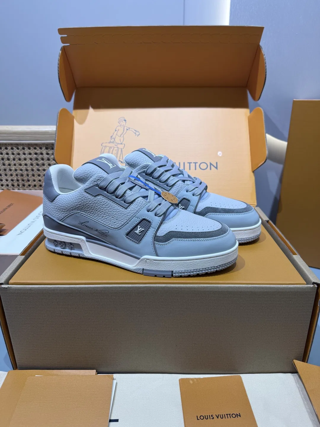 LV 27FW QVUSQNN 153 스니커즈