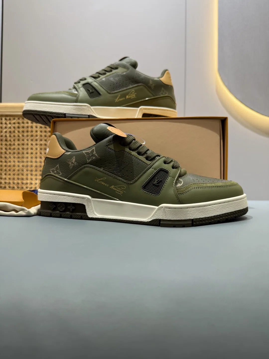LV 27FW QVUSQNN 156 스니커즈