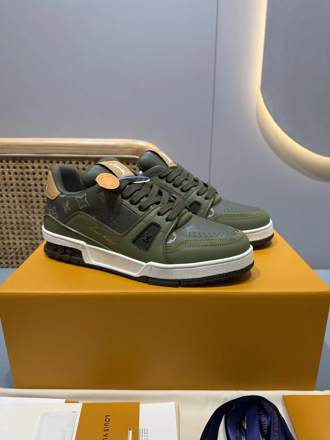 LV 27FW QVUSQNN 156 스니커즈 4