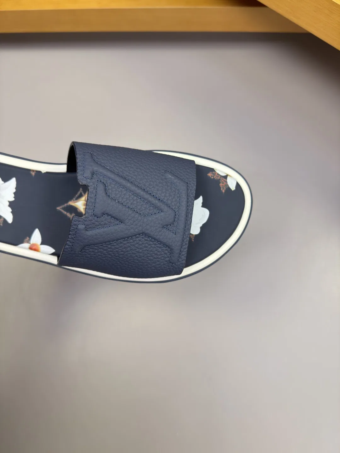 LV 27FW QVUSQNN 207 슬리퍼 6