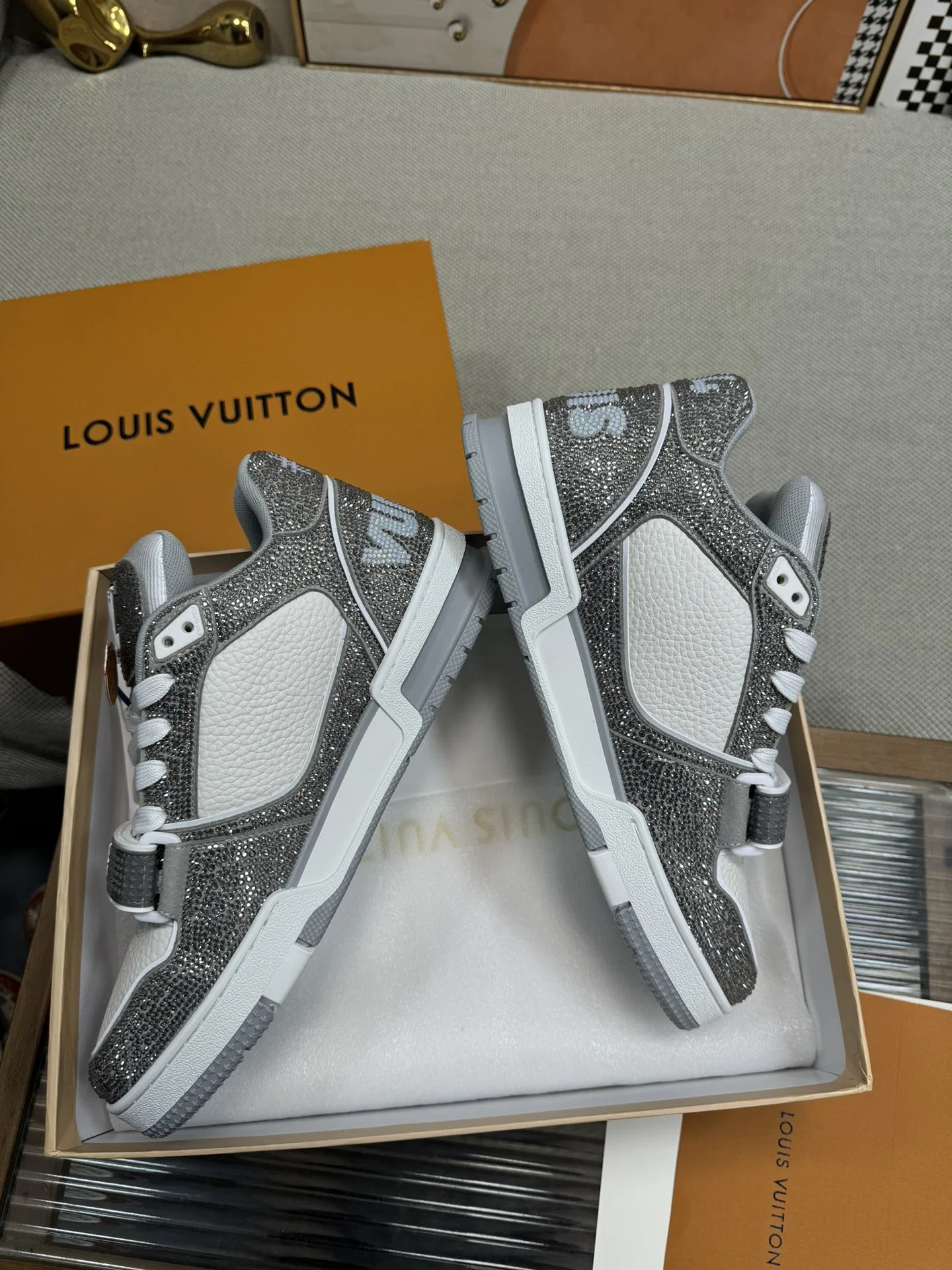 LV 27FW QVUSQNN 225 스니커즈 4