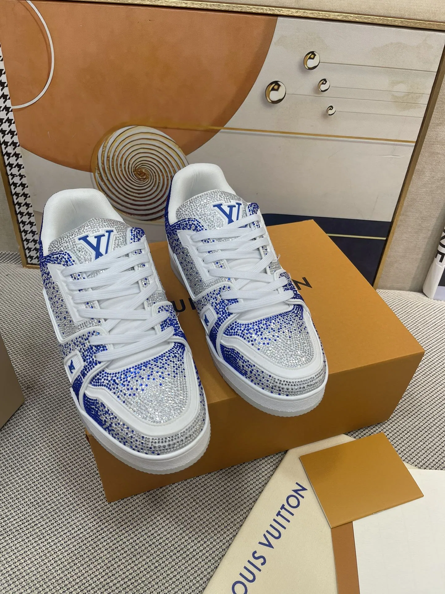 LV 27FW QVUSQNN 228 스니커즈
