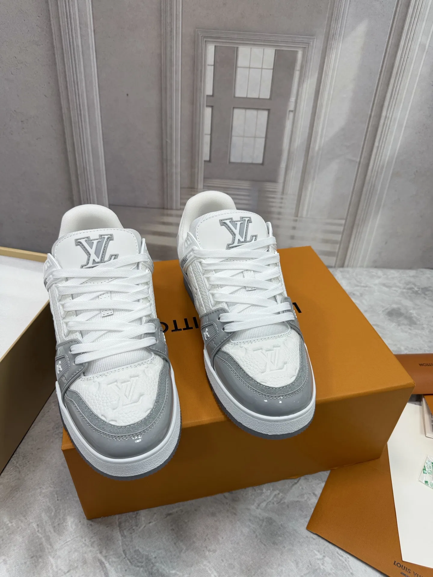 LV 27FW QVUSQNN 270 스니커즈