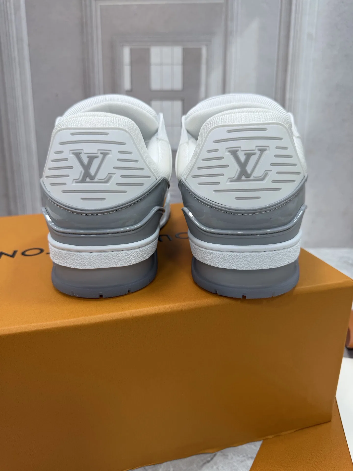 LV 27FW QVUSQNN 270 스니커즈 4