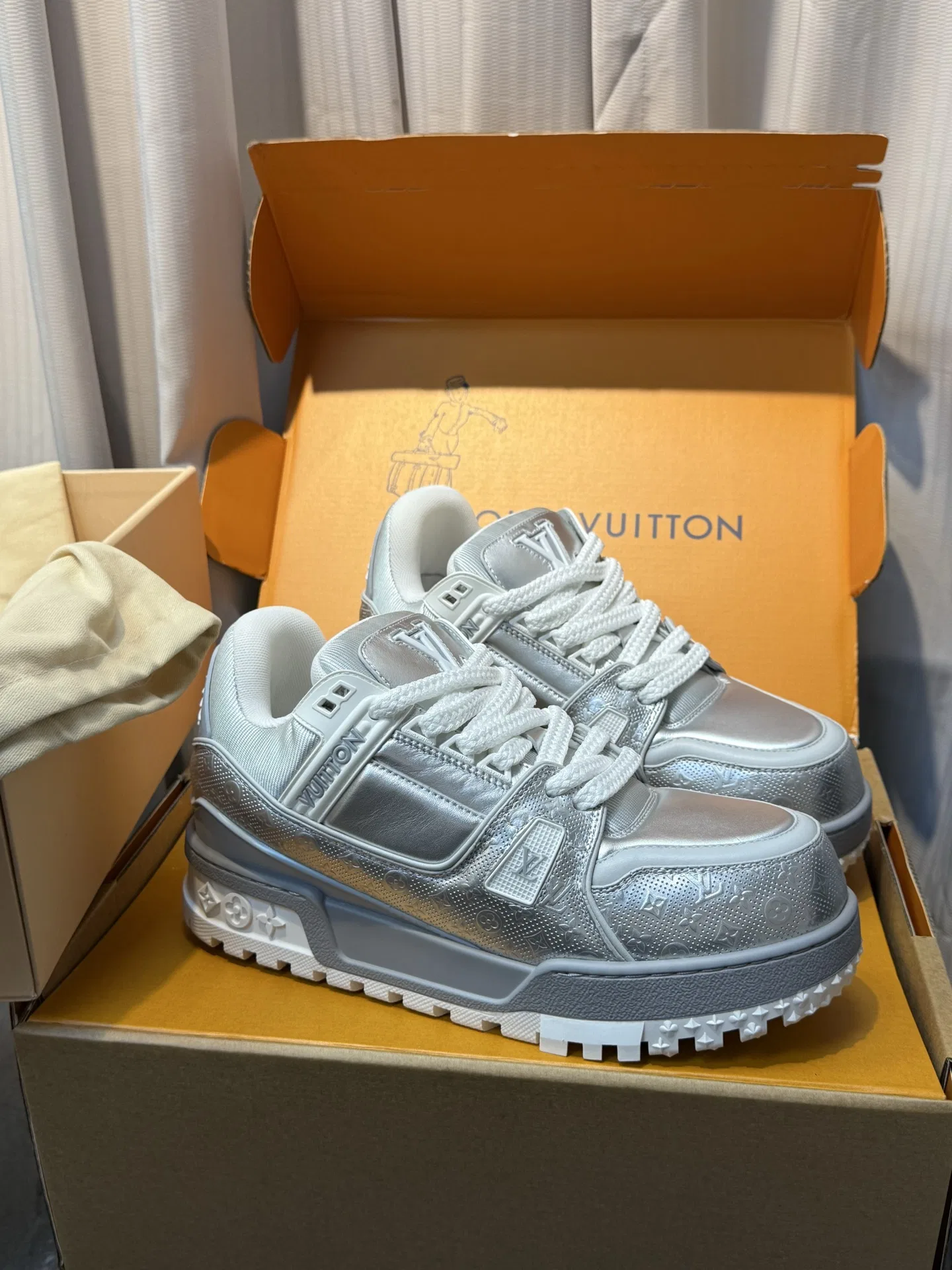 LV 27FW VBYCQID 001 스니커즈 4