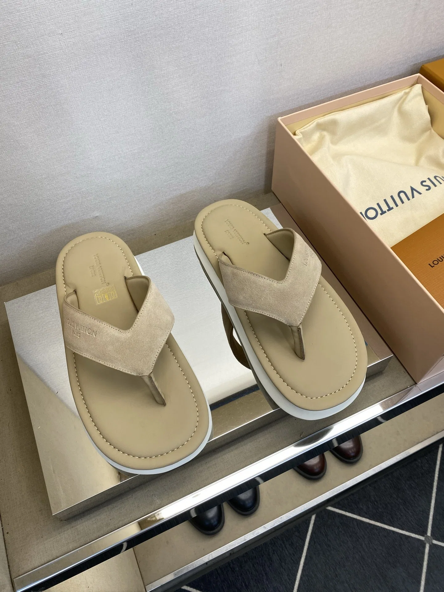 LV 27FW WBOJRAP 053 쪼리