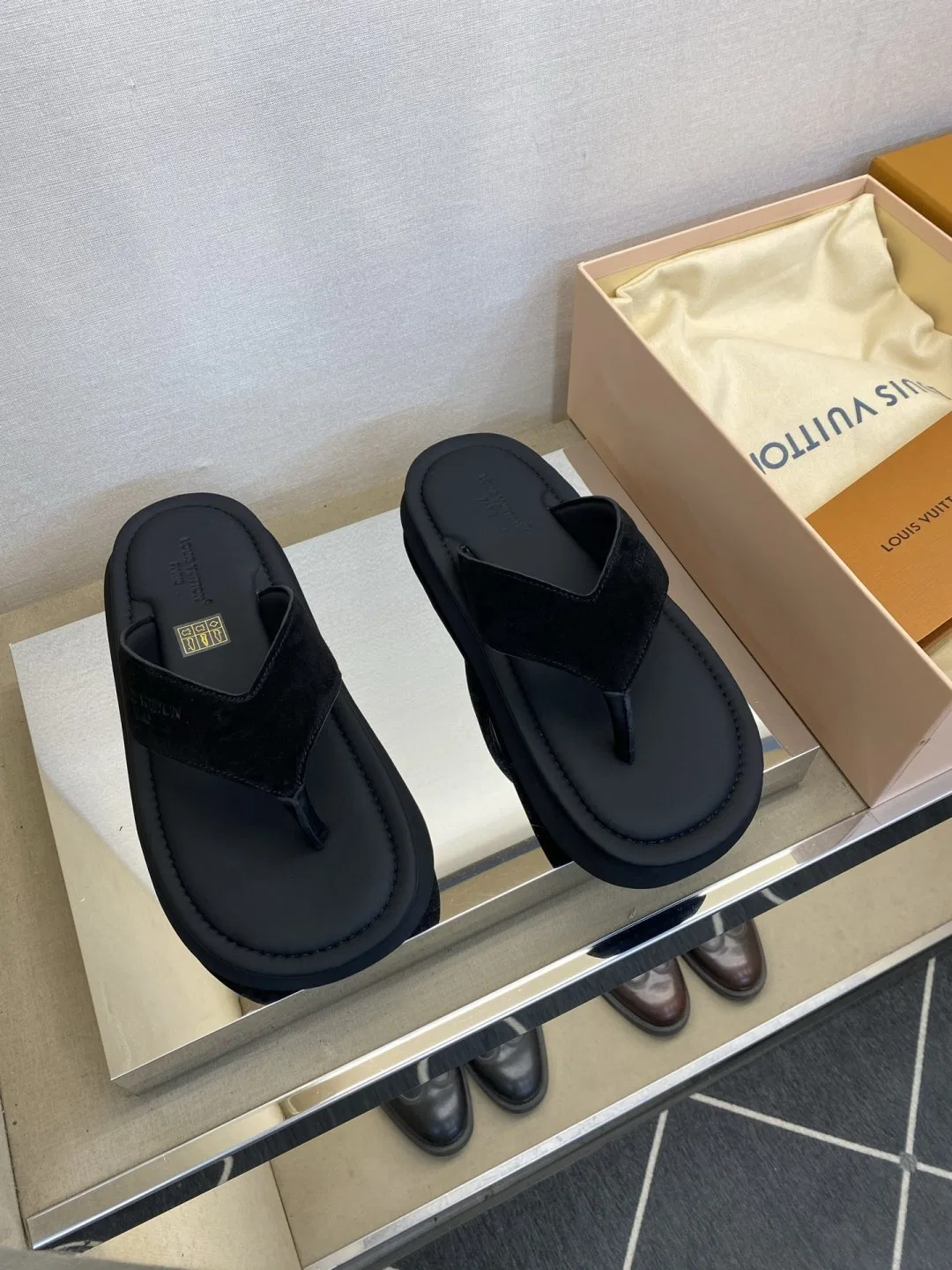 LV 27FW WBOJRAP 053 쪼리 3