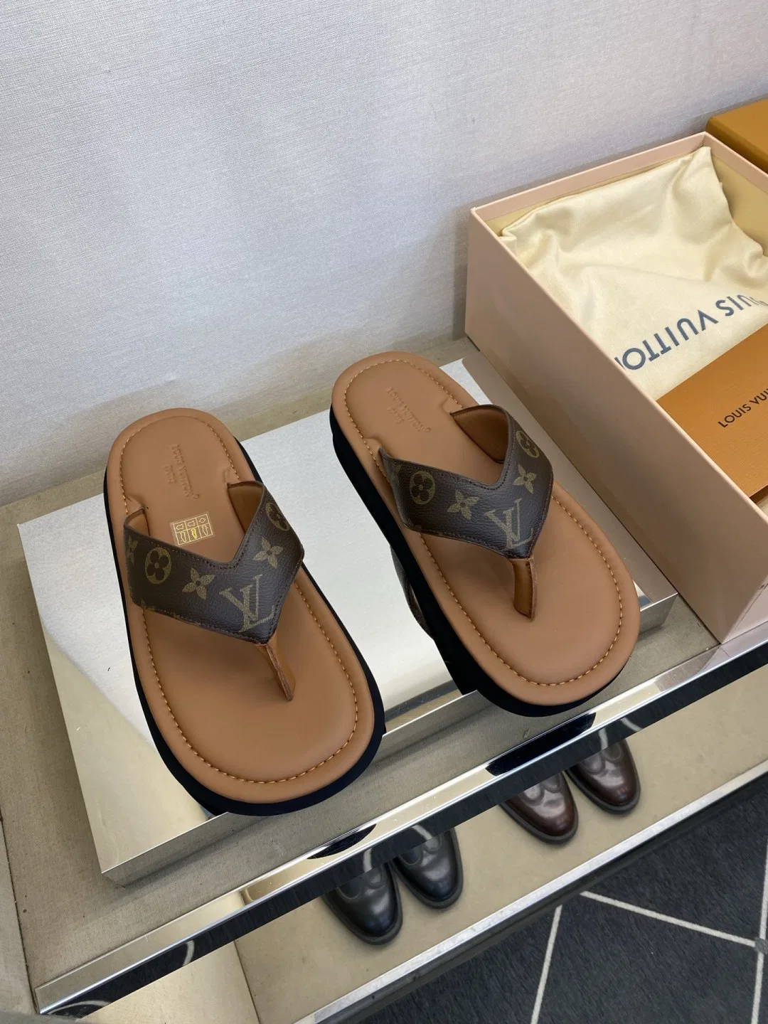 LV 27FW WBOJRAP 053 쪼리 4
