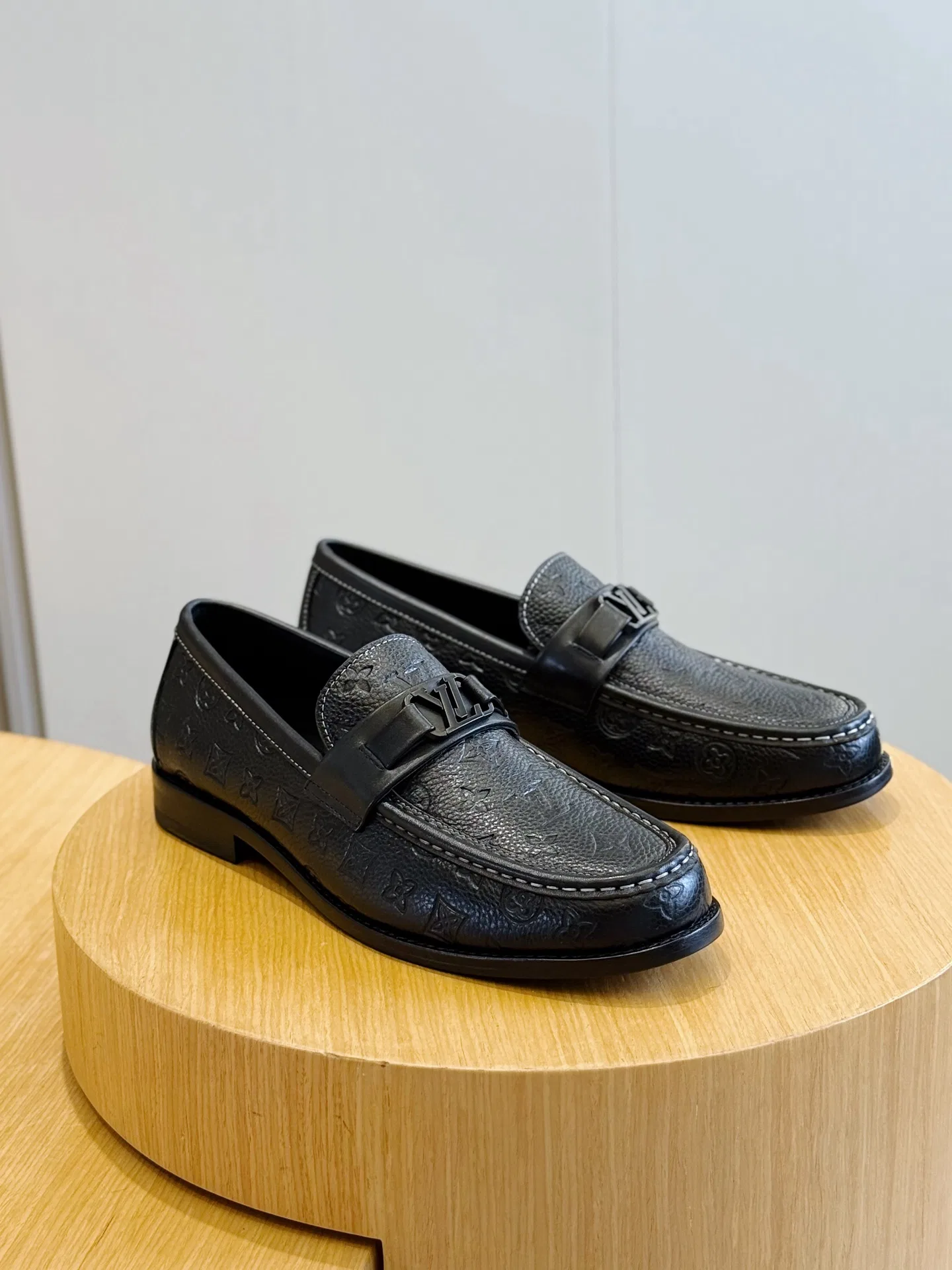 LV 27FW WBOJRAP 054 로퍼 3