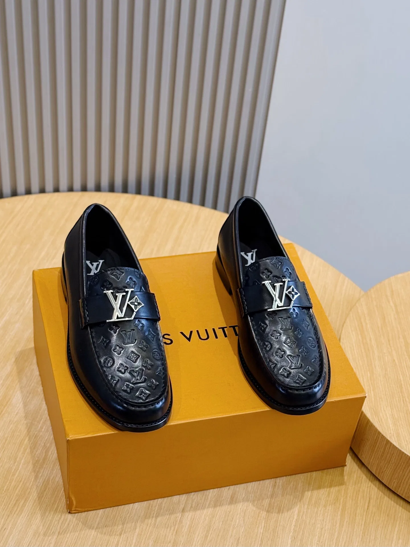 LV 27FW WBOJRAP 055 로퍼