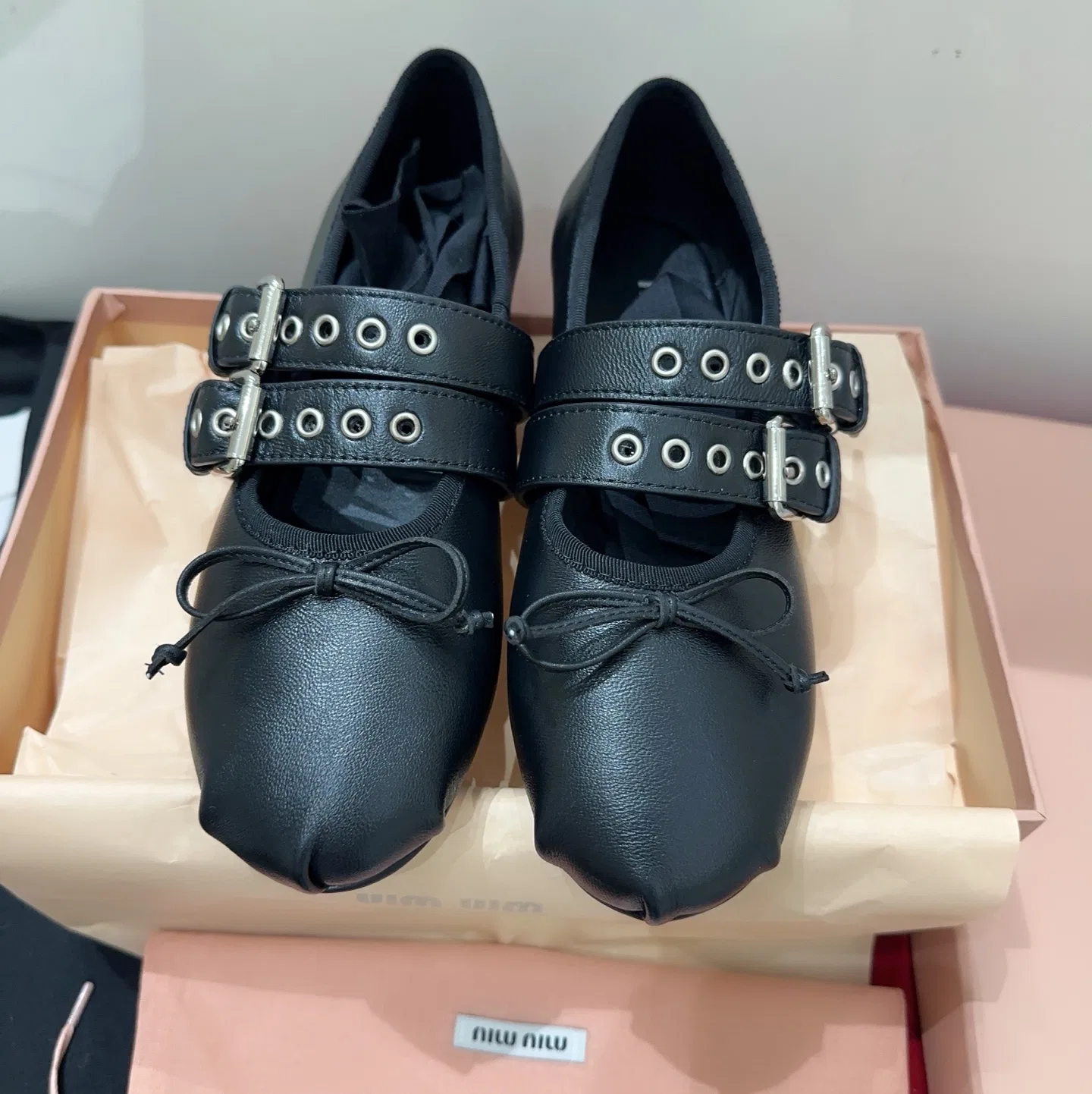 MIU 27FW OMDCLSE 001 플랫슈즈