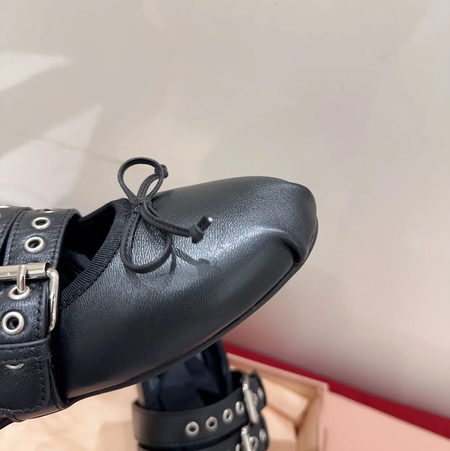 MIU 27FW OMDCLSE 001 플랫슈즈 6