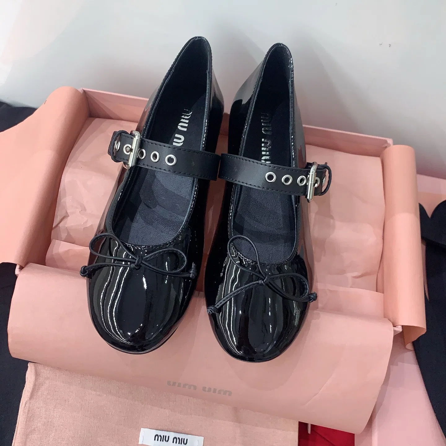 MIU 27FW OMDCLSE 002 플랫슈즈