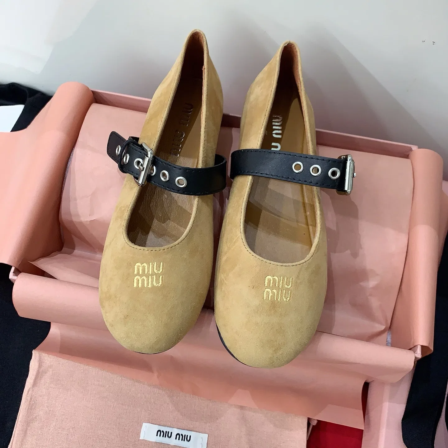 MIU 27FW OMDCLSE 003 플랫슈즈