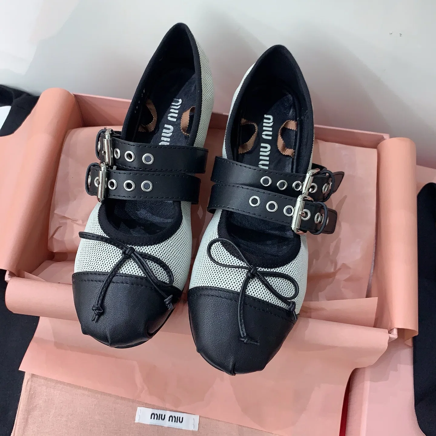 MIU 27FW OMDCLSE 004 플랫슈즈