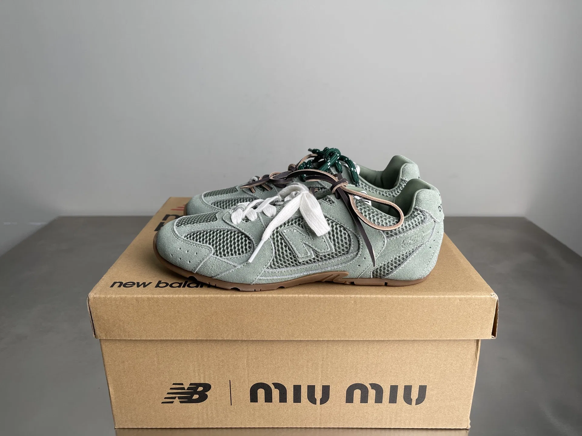 MIU 27FW OMDCLSE 008 운동화