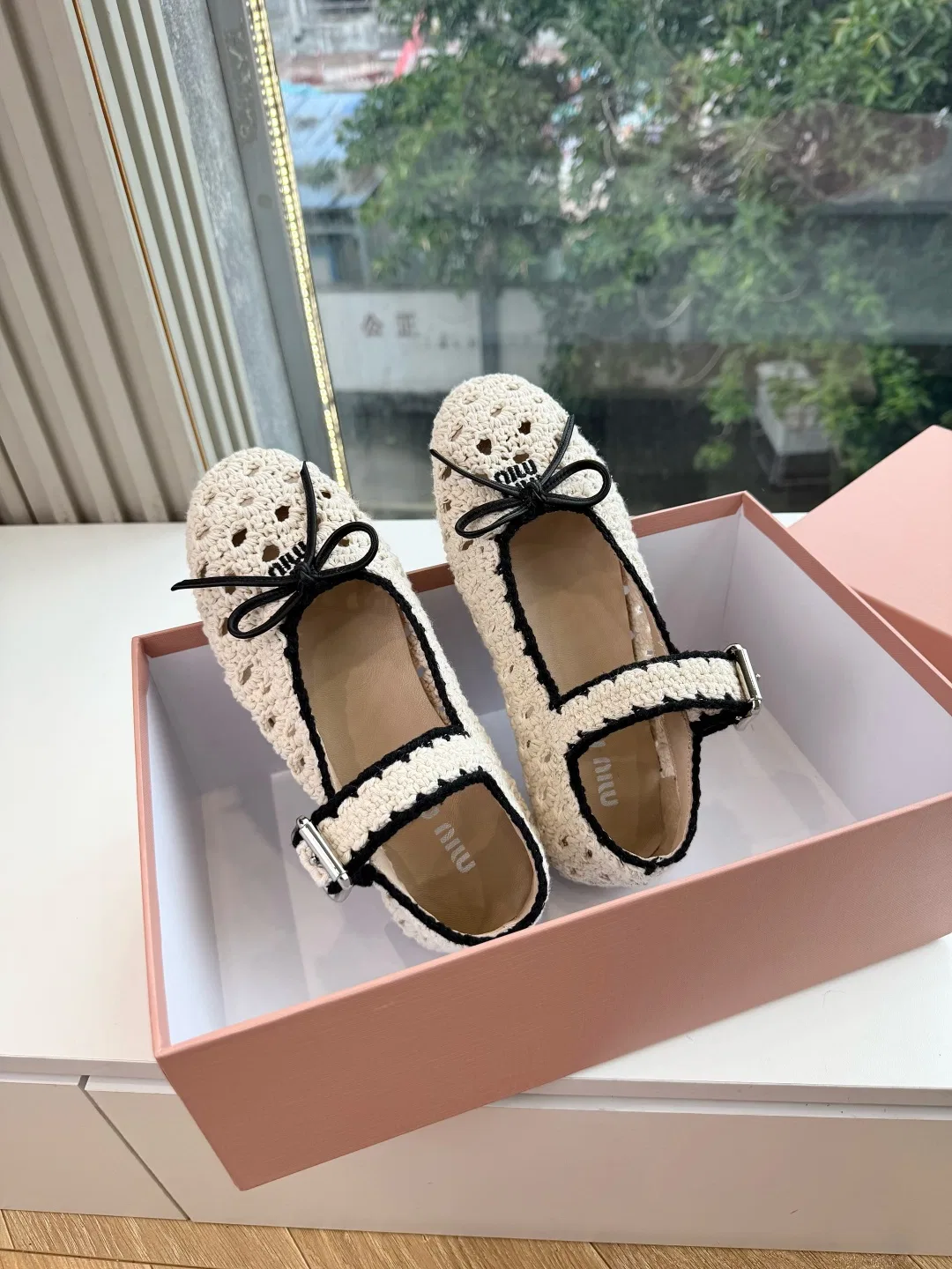 MIU 27FW OMDCLSE 019 플랫슈즈