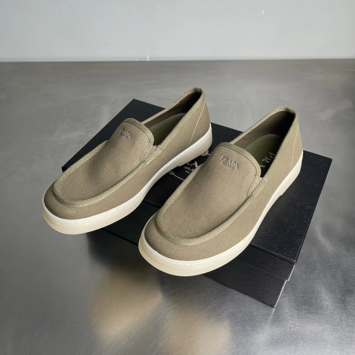 PRA 27FW EJEUHTT 024 로퍼