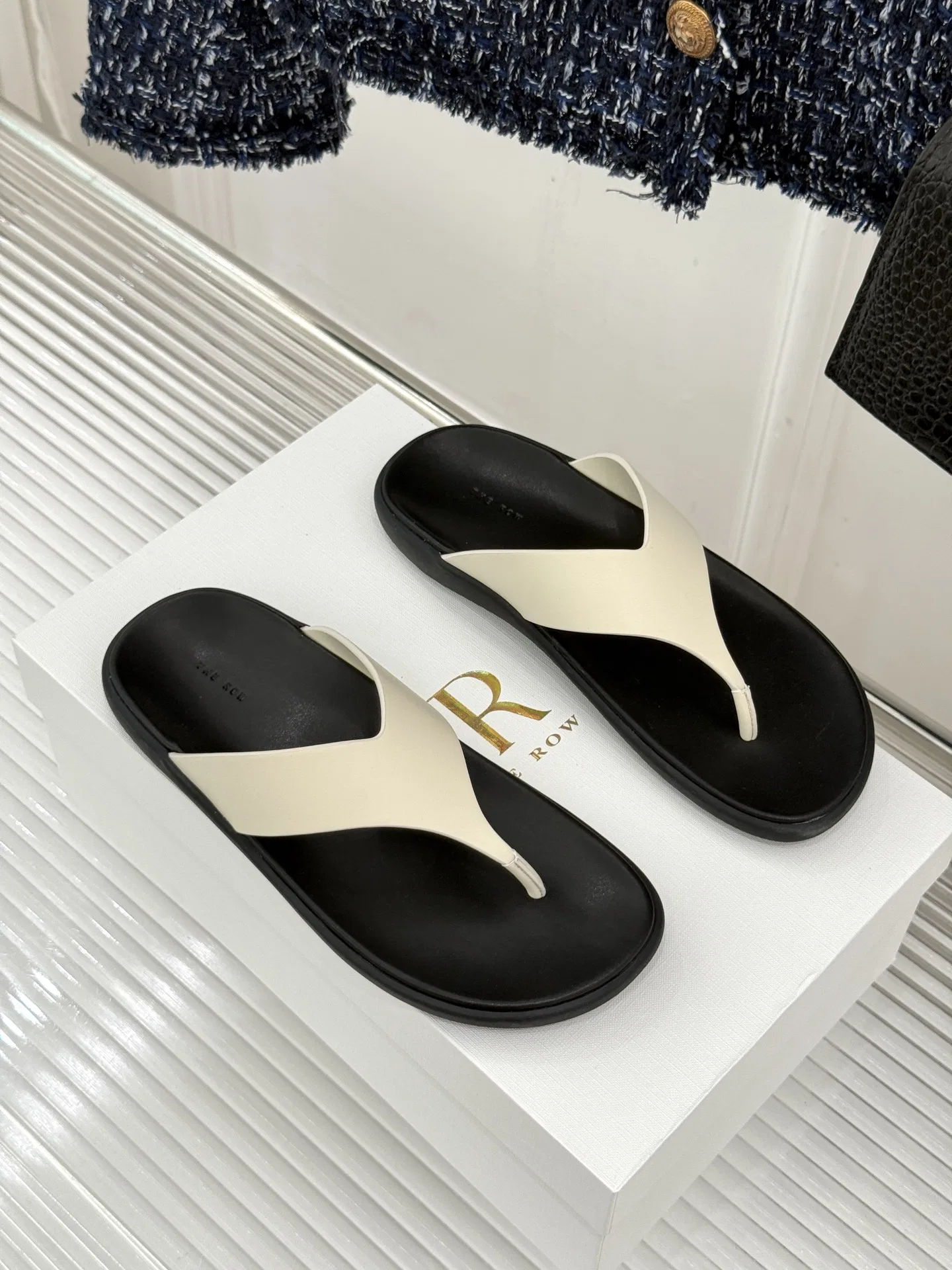 THEROW 27FW UEFHQNF 001 쪼리 3