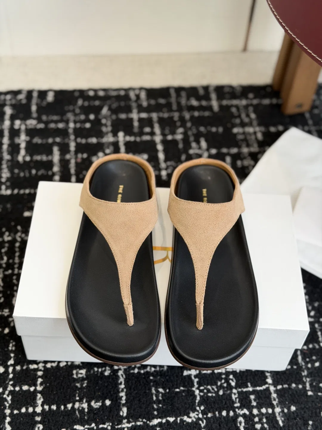 THEROW 27FW ZJUQOUM 002 쪼리
