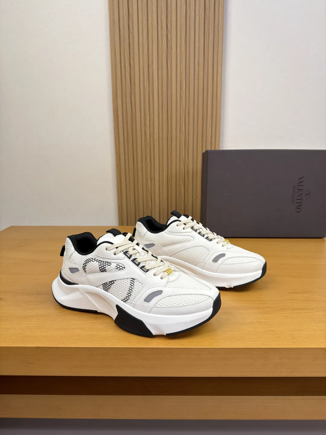VL 27FW IJFQINZ 002 스니커즈
