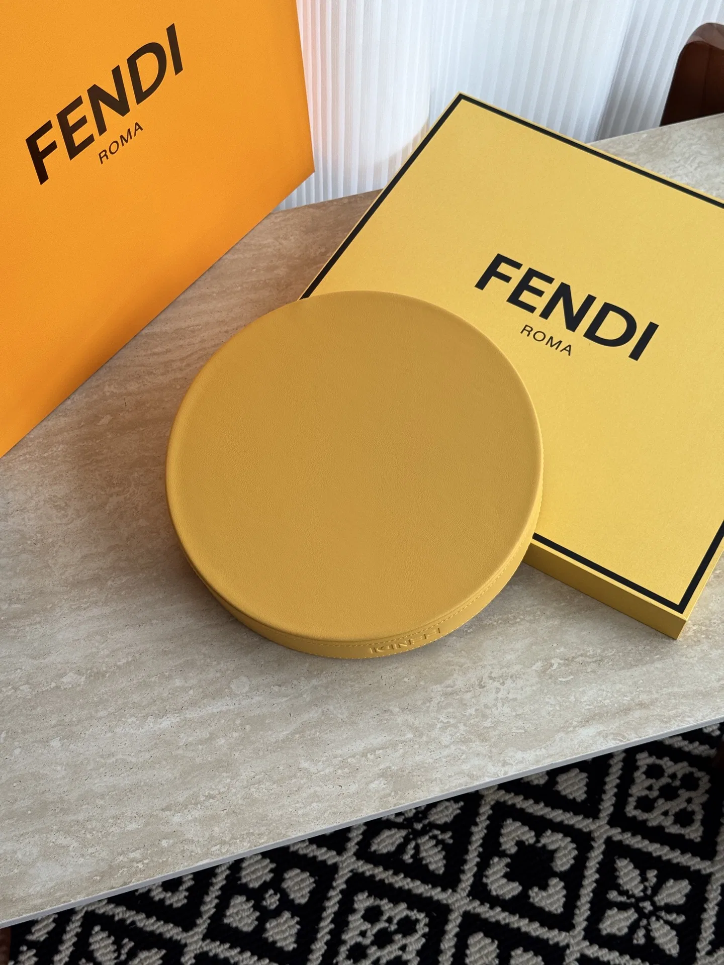 FEN 27FW BXXVZNM 001 트레이 4